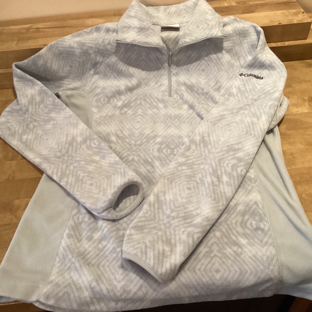 Columbia Soft Silver-Grey Fleece Pullover w/Zipper closure Size M